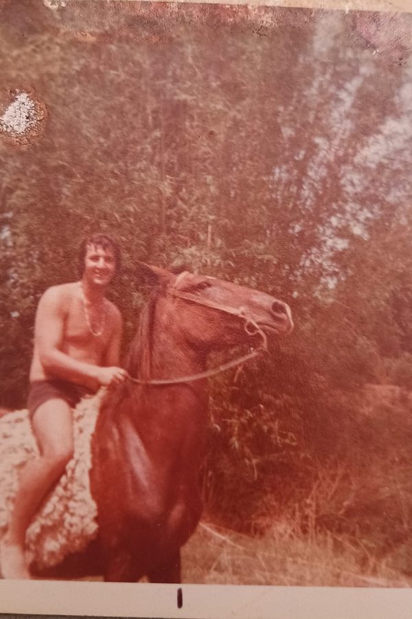 Fotografia antiga de um jovem a cavalo