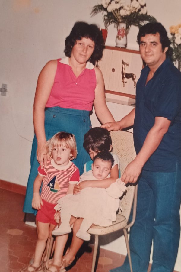 Fotografia antiga de um casal com duas crianças pequenas
