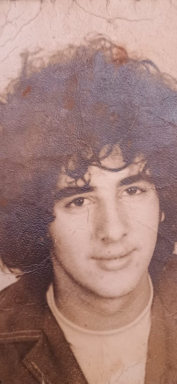 Retrato antigo de um jovem de cabelo cacheado