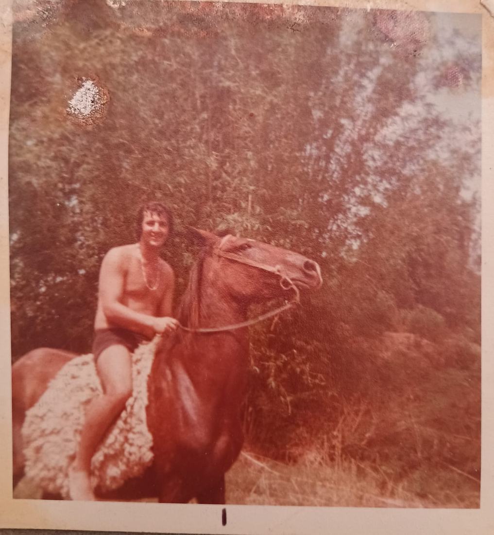 Fotografia antiga de um jovem a cavalo