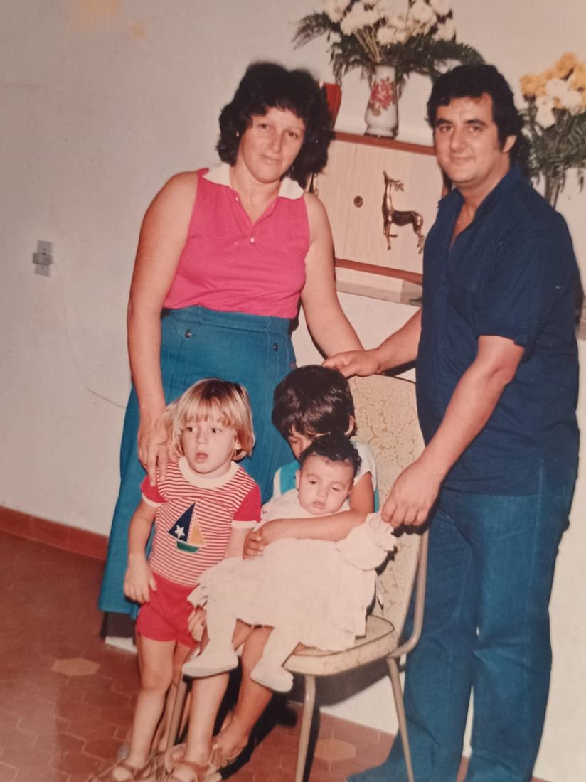 Fotografia antiga de um casal com duas crianças pequenas