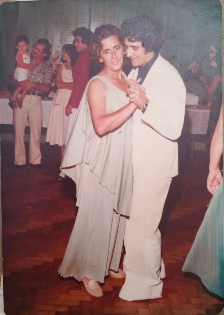 Fotografia antiga de um casal dançando num salão