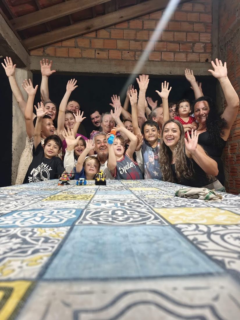 Família reunida com os braços para o alto