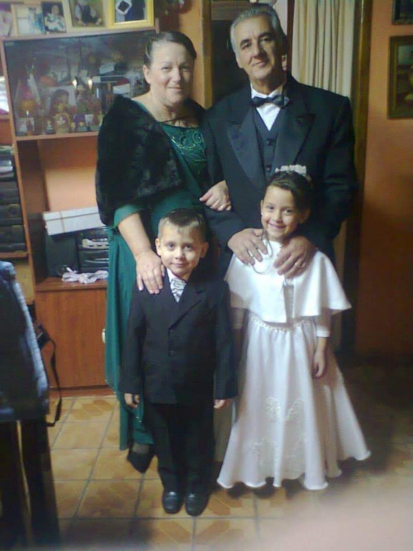 Sinval e a esposa, bem vestidos, com um menino e uma menina à frente