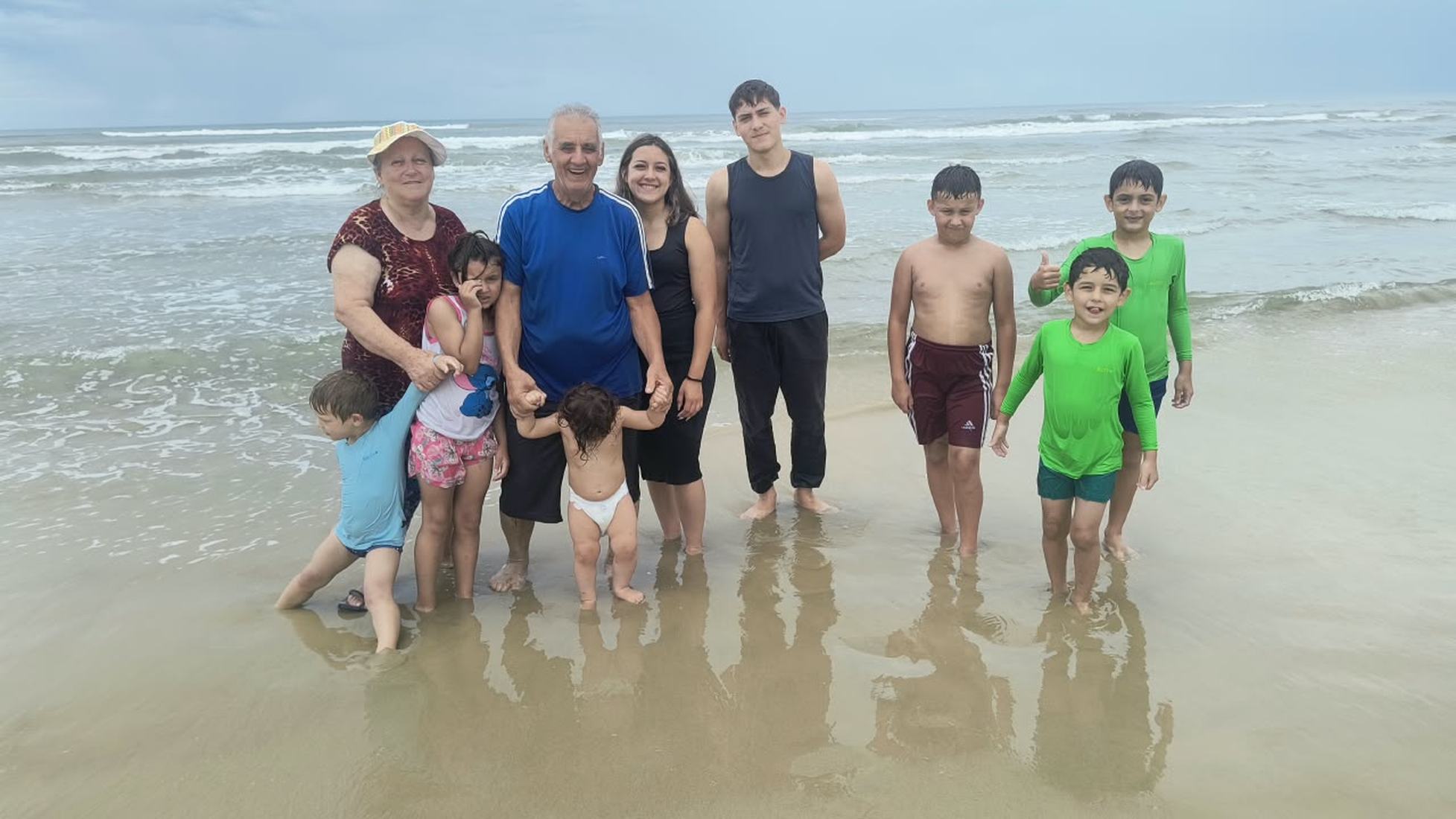 Família reunida na beira da praia