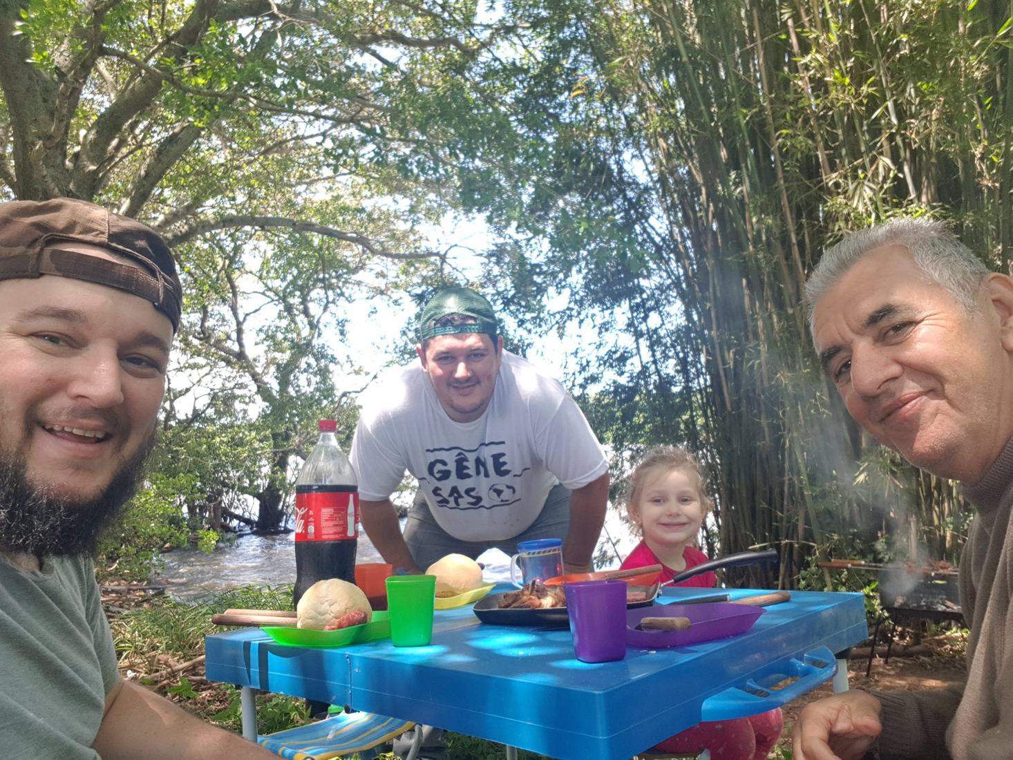 Almoço ao ar livre com a família, à beira da água