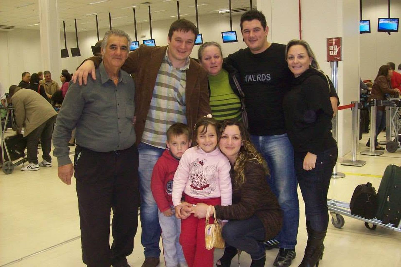 Família reunida num aeroporto