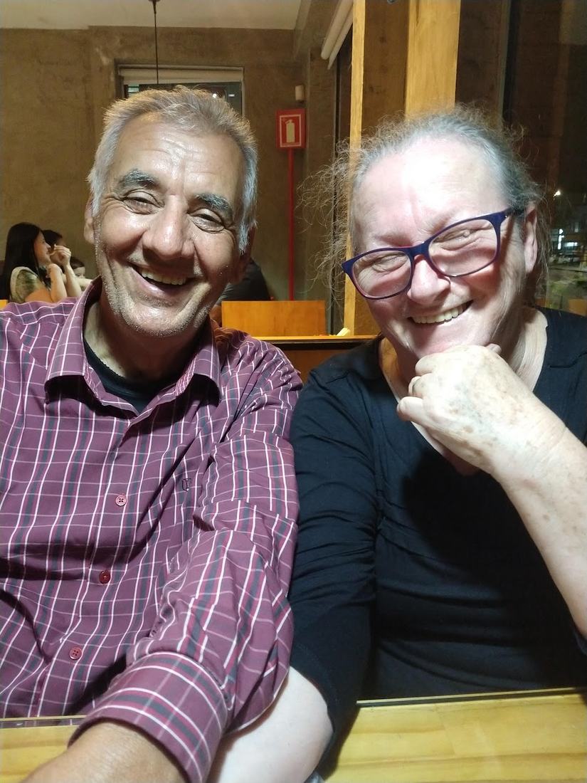 Casal sorrindo em um restaurante