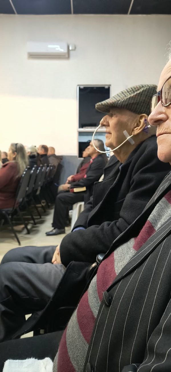 Dois senhores sentados em um culto