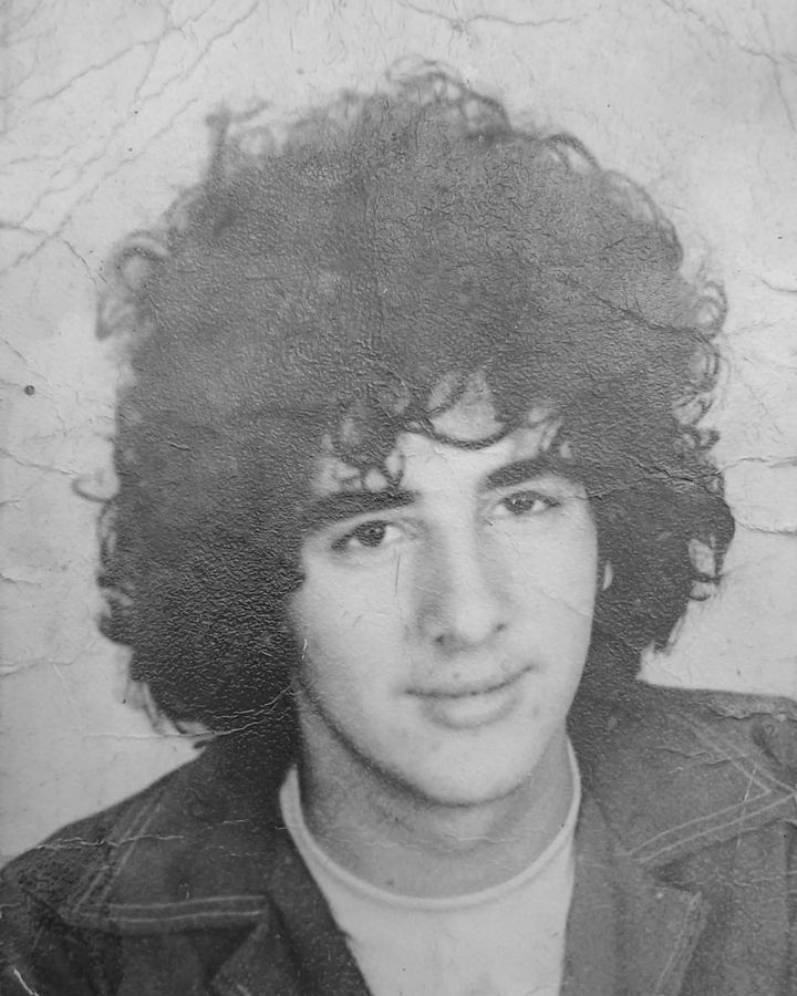 Fotografia antiga de um jovem de cabelo cacheado
